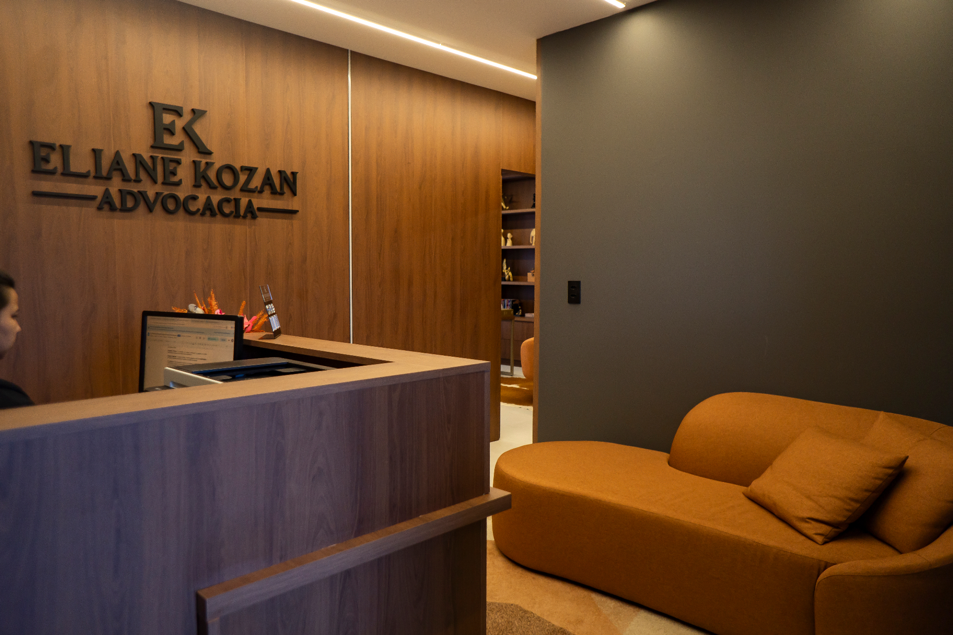 Recepção do escritório Eliane Kozan Advocacia com logotipo em relevo